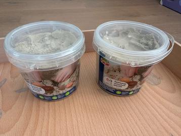 2 bakken kleizand 2 kg beschikbaar voor biedingen