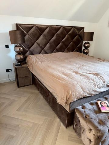 Luxus Kingsize boxspring 200x210cm incl nachtkastjes en poef beschikbaar voor biedingen