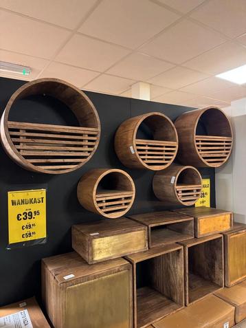 Mooi wandrek met lade - vanaf €39.95 beschikbaar voor biedingen