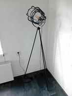 Zwarte metalen vloerlamp, Huis en Inrichting, Lampen | Vloerlampen, Ophalen of Verzenden, Zo goed als nieuw, 150 tot 200 cm