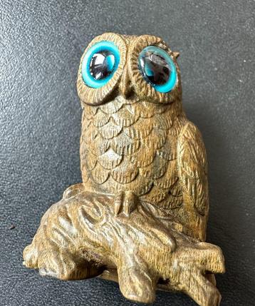 Sandelwood Netsuke van een uil met glazen ogen beschikbaar voor biedingen
