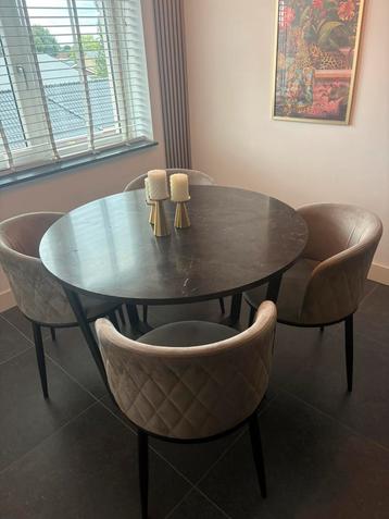 Eettafel met stoelen beschikbaar voor biedingen