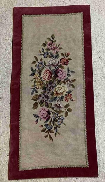 Vintage tafelkleed geborduurde bloemen fluwelen rand 100/47 beschikbaar voor biedingen