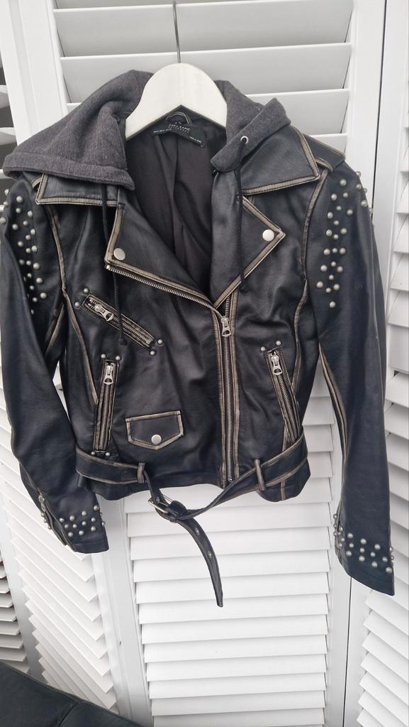 ZARA basic leren bikerjack met capuchon en studs zgan mt M, Kleding | Dames, Jassen | Zomer, Zo goed als nieuw, Maat 38/40 (M)
