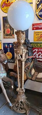 Antieke staande gietijzeren lamp met bokkenkoppen & glas bol, Antiek en Kunst, Ophalen