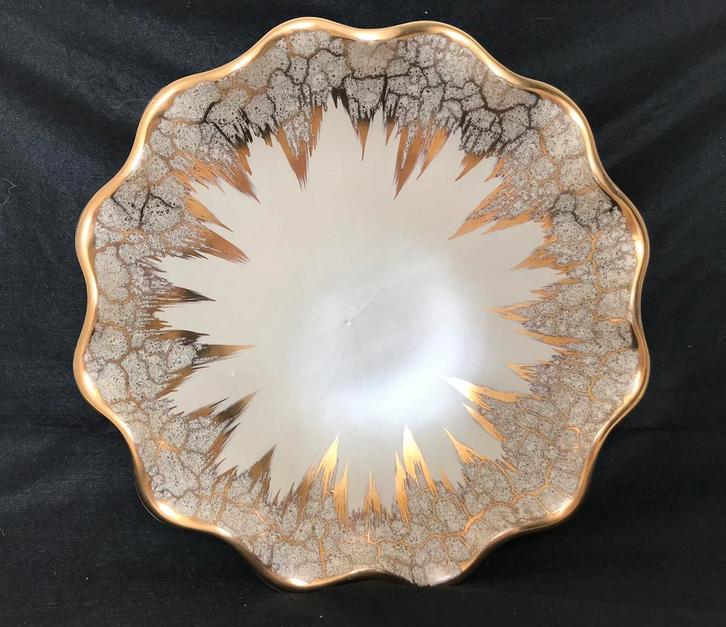 Prachtige schaal met geschulpte rand in goud-wit-zilver, Antiek en Kunst, Antiek | Schalen, Ophalen