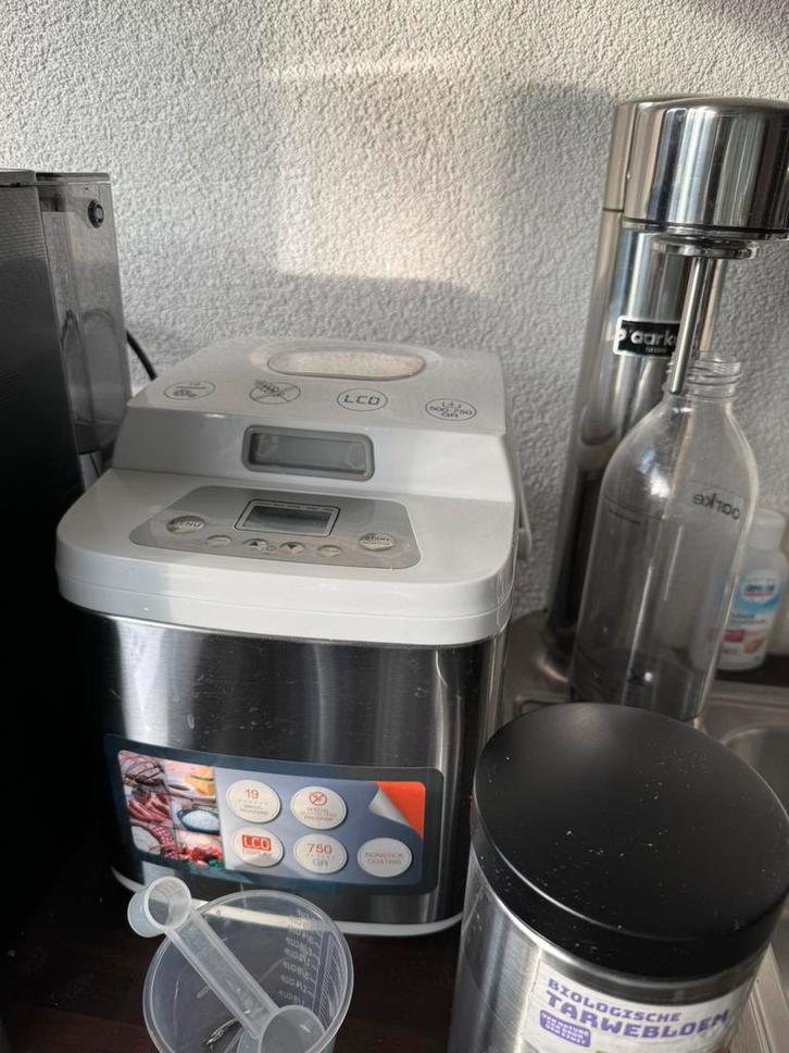 Broodbak machine klein, Witgoed en Apparatuur, Broodbakmachines, Zo goed als nieuw, Met timer, 400 tot 800 gram deeg, Kijkvenster
