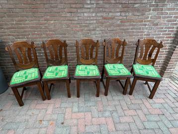5 houten eetkamer stoelen beschikbaar voor biedingen