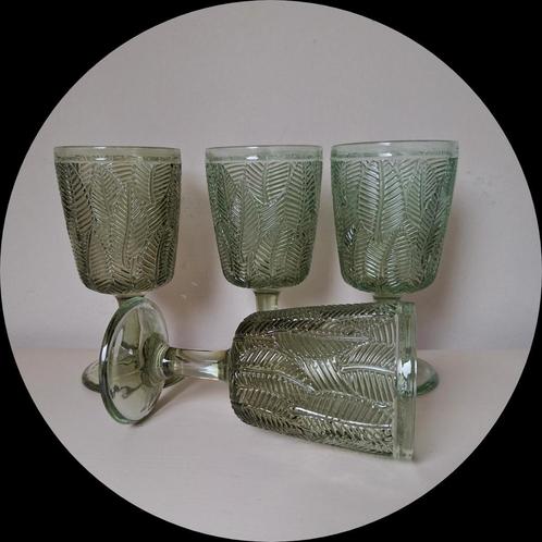 4 Groene waterglazen op voet met bladmotief, Verzamelen, Glas en Borrelglaasjes, Zo goed als nieuw, Overige typen, Ophalen of Verzenden