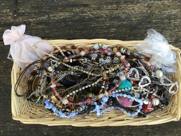 Diverse sieraden - kettingen - armbanden - kralen - knopen beschikbaar voor biedingen