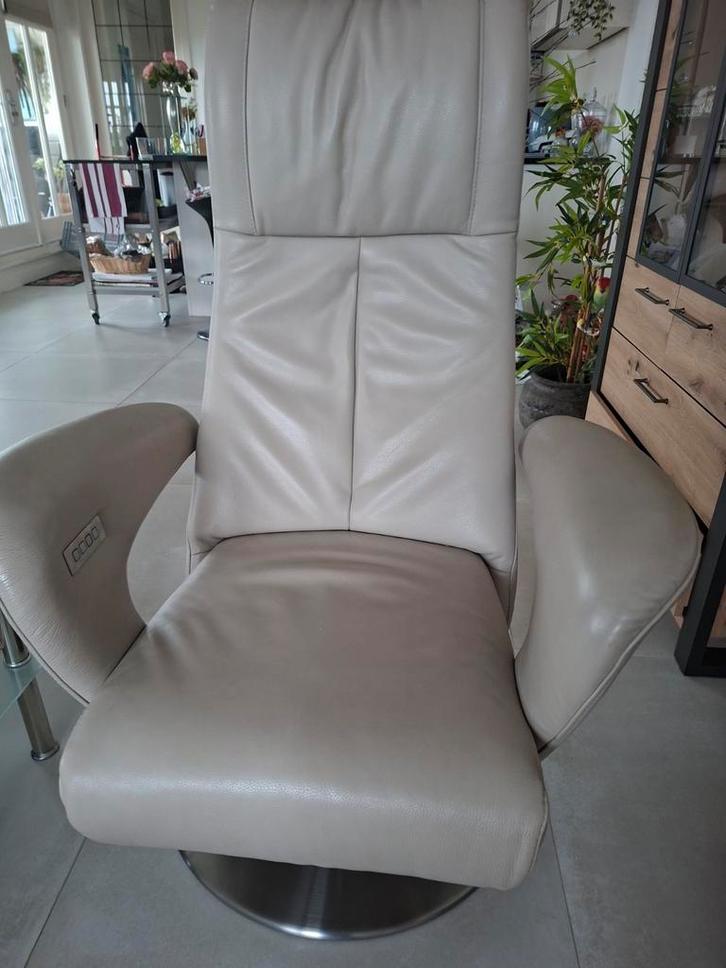 Lederen relaxfauteuil met draaivoet, Huis en Inrichting, Fauteuils, Gebruikt, Leer, Metaal, 75 tot 100 cm, Minder dan 75 cm, Ophalen of Verzenden