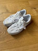 VANZ wit maat 36,5 10 euro .Let op: vlek op rechterschoen., Ophalen of Verzenden, Wit, Sneakers of Gympen