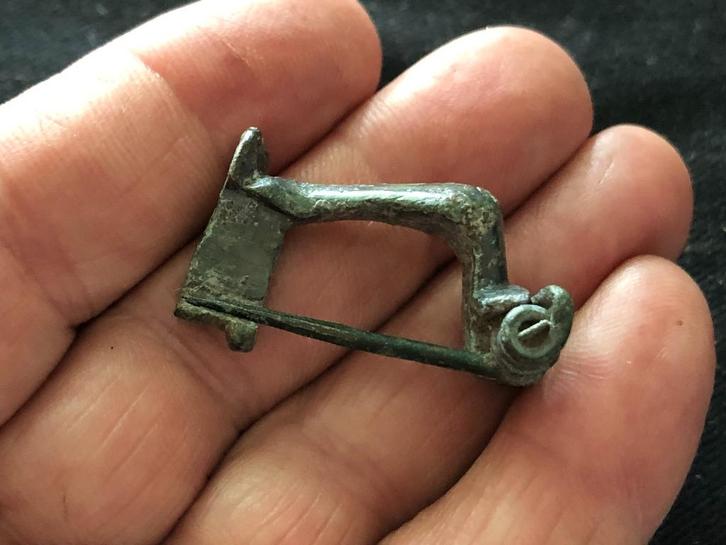 Bodemvondst Romeinse zware KNIE FIBULA  fraai exemplaar, Antiek en Kunst, Curiosa en Brocante, Ophalen of Verzenden