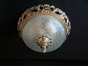 Plafonniére met matte glaskap en vergulde messing rand beschikbaar voor biedingen