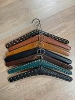 7 vintage lederen kledinghangers, Kleding | Dames, Kledinghangers, Ophalen of Verzenden, Zo goed als nieuw, Hout