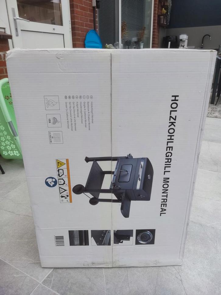 Nieuwe Houtskoolbarbecue Montreal zwart, Tuin en Terras, Houtskoolbarbecues, Nieuw, Met accessoires, Ophalen