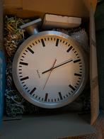 Karlsson Dubbelzijdige Stationsklok met Nieuwe Uurwerken, Ophalen, Gebruikt, Analoog, Wandklok