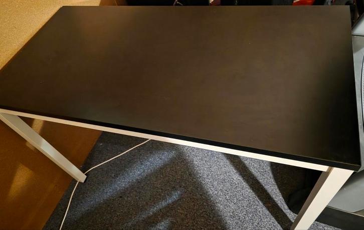 Bureau tafel zwart-wit z.g.a.n., Huis en Inrichting, Bureaus, Zo goed als nieuw, Ophalen