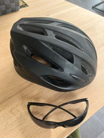 Te koop mooie zwarte fietshelm met bril. beschikbaar voor biedingen