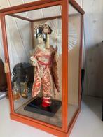 Geisha in vitrine kastje, Ophalen