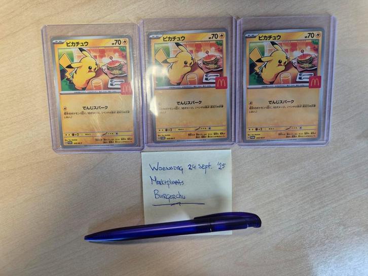 Pikachu (M-P 020) Promo McDonalds 2025 - Japans, Hobby en Vrije tijd, Verzamelkaartspellen | Pokémon, Zo goed als nieuw, Booster