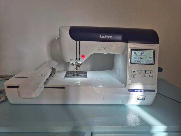 Borduurmachine Brother Innov-is F440E - compleet pakket, Hobby en Vrije tijd, Borduren en Borduurmachines, Zo goed als nieuw, Borduurmachine