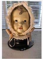 Clayre poppenhoofd kind met bijzonder mutsje, op voet 18 cm, Antiek en Kunst, Ophalen of Verzenden