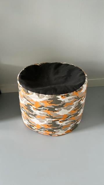 Leuke poef. beschikbaar voor biedingen