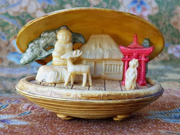 Mooi oud diorama uit Japan van celluloid in een schelp. beschikbaar voor biedingen