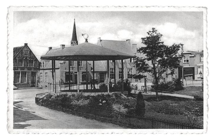 975848 Zuidland ZH 1952 Plantsoen Muziektent 1952 .Gelopen, Verzamelen, Ansichtkaarten | Nederland, Gelopen, Zuid-Holland, 1940 tot 1960