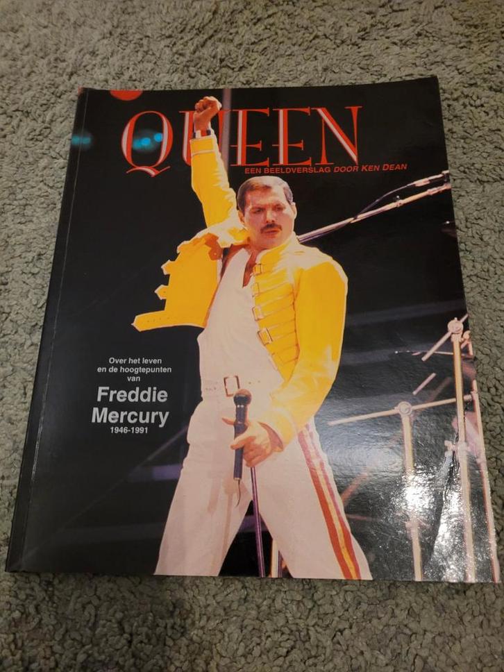 Queen - Een Beeldverslag door Ken Dean, Boeken, Muziek, Zo goed als nieuw, Artiest, Ophalen of Verzenden