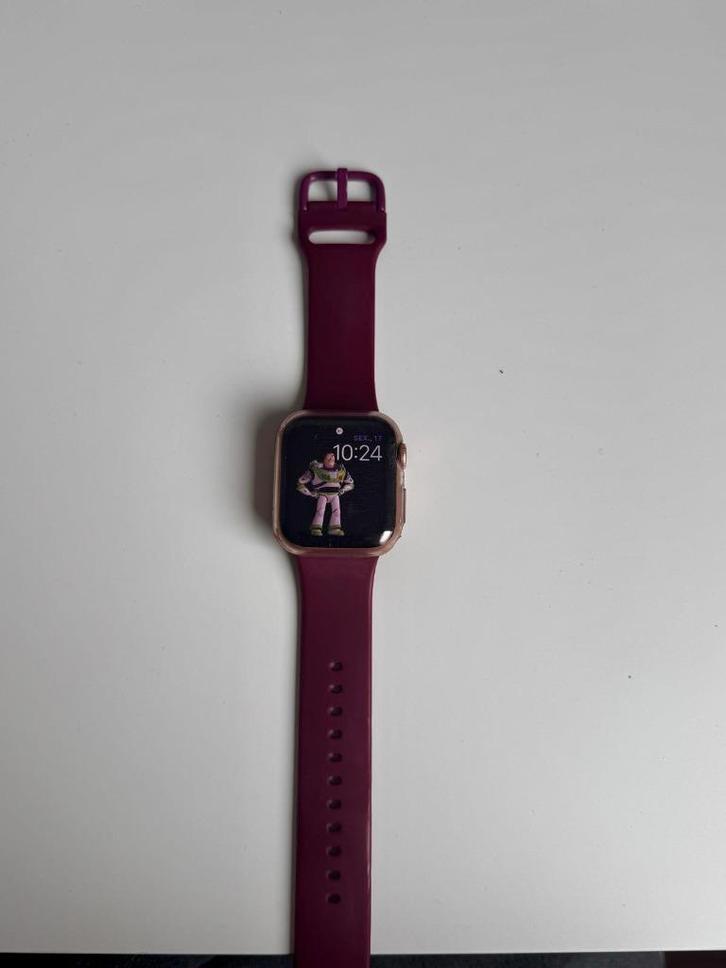 Apple Watch SE 40mm Rose Gold Aluminum Starlight Sport Band, Sieraden, Tassen en Uiterlijk, Smartwatches, Zo goed als nieuw, iOS