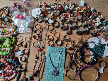 Groot Sieraden Lot - Kettingen, Armbanden, Kralen beschikbaar voor biedingen