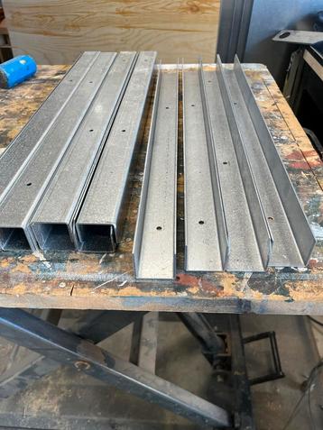 Nieuwe U-profielen 620x40x40mm (10 stuks) beschikbaar voor biedingen