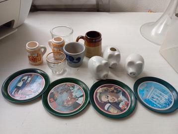 Diverse verzameling miniaturen en kleine decoratieve items beschikbaar voor biedingen
