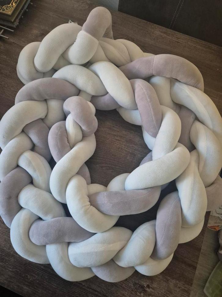 Gevlochten Kussen / Bedomrander, Kinderen en Baby's, Kinderkamer | Inrichting en Decoratie, Gebruikt, Kleed of Kussen, Ophalen of Verzenden