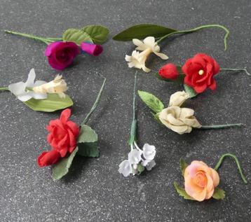 Vintage kunstbloempjes voor op een cadeau beschikbaar voor biedingen