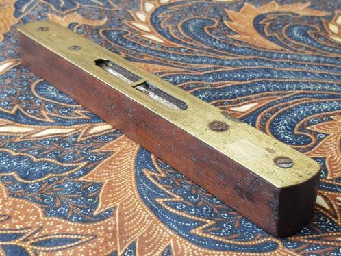 Mahoniehout en koper antieke waterpas uit Engeland 20,5 cm., Antiek en Kunst, Antiek | Gereedschap en Instrumenten, Ophalen of Verzenden