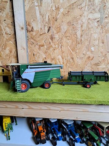 Fendt 8350 AL maaidorser met maaibord van Siku nr. 4250 beschikbaar voor biedingen