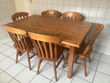 Houten eettafel met 6 stoelen beschikbaar voor biedingen