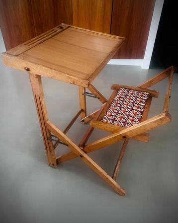 Vintage kinderstoeltje met krijtbord beschikbaar voor biedingen