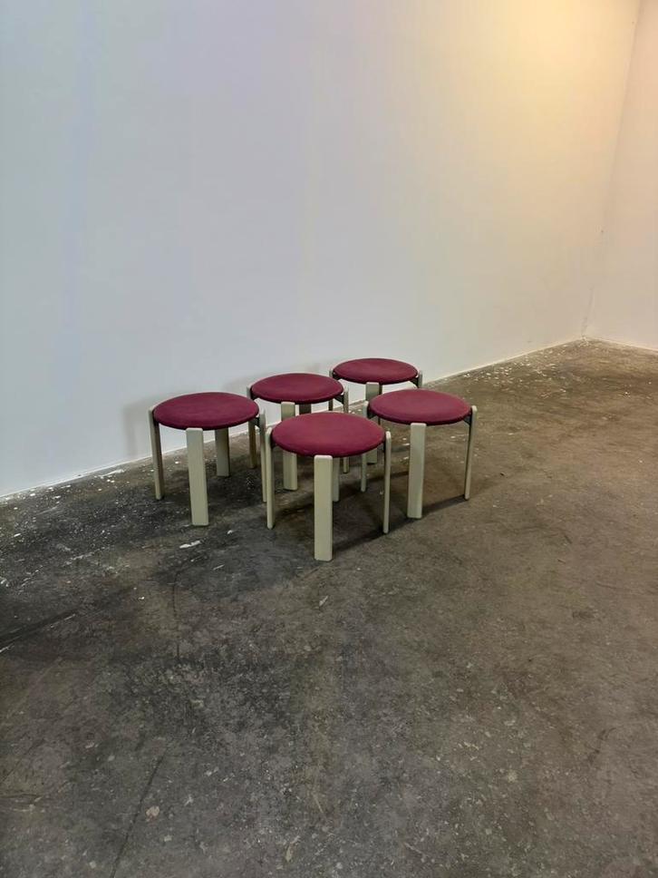 Bruno Rey hockers grijs/rood, Huis en Inrichting, Krukjes, Zo goed als nieuw, Hout, Ophalen