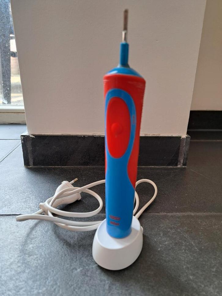 Oral B kindertandenborstel met oplader blauw rood, Sieraden, Tassen en Uiterlijk, Uiterlijk | Mondverzorging, Zo goed als nieuw