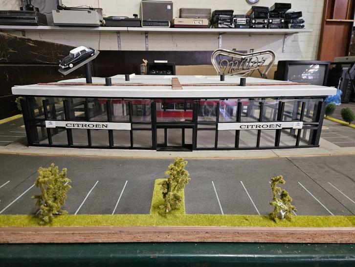 zeer grote Citroën Dealer met showroom, werkplaats in 1/43, Hobby en Vrije tijd, Modelbouw | Figuren en Diorama's, Gebruikt, Diorama