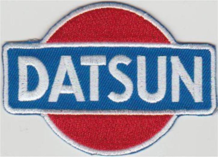 Datsun stoffen opstrijk patch embleem, Verzamelen, Automerken, Motoren en Formule 1, Nieuw, Auto's, Ophalen of Verzenden
