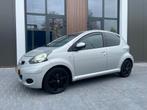 Toyota Aygo 1.0 12V Vvt-i 5DRS 2011 Grijs, Auto's, Voorwielaandrijving, Stof, Zwart, 4 stoelen