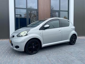 Toyota Aygo 1.0 12V Vvt-i 5DRS 2011 Grijs beschikbaar voor biedingen
