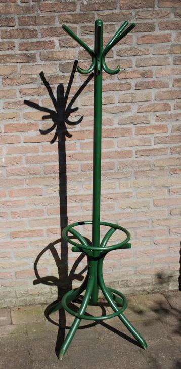 Groene staande kapstok beschikbaar voor biedingen