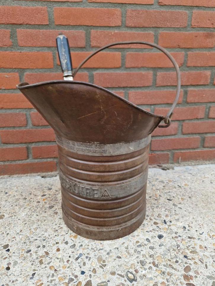 Antieke metalen emmer met mes, Huis en Inrichting, Emmers, Kunststof, Ophalen of Verzenden