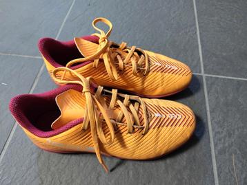 Voetbalschoenen maat 35 beschikbaar voor biedingen